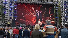 Местные жители во время открытия фан-зоны к Евровидению-2017 на Софийской площади в Киеве Местные жители во время открытия фан-зоны к Евровидению-2017 на Софийской площади в Киеве