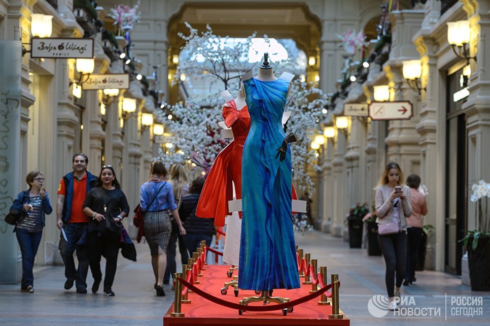 Выставка Бумажные куклы: 2D-мода от Moschino в ГУМе Выставка Бумажные куклы: 2D-мода от Moschino в ГУМе