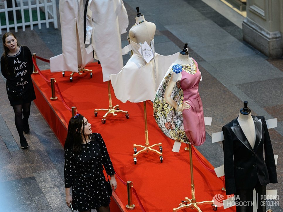 Выставка Бумажные куклы: 2D-мода от Moschino в ГУМе Выставка Бумажные куклы: 2D-мода от Moschino в ГУМе