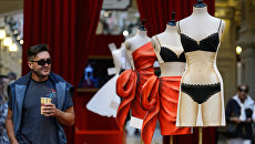 Выставка Бумажные куклы: 2D-мода от Moschino в ГУМе Выставка Бумажные куклы: 2D-мода от Moschino в ГУМе