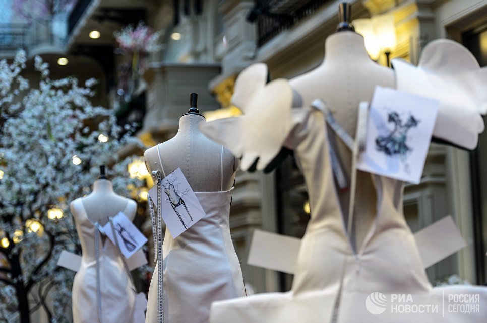 Выставка Бумажные куклы: 2D-мода от Moschino в ГУМе Выставка Бумажные куклы: 2D-мода от Moschino в ГУМе