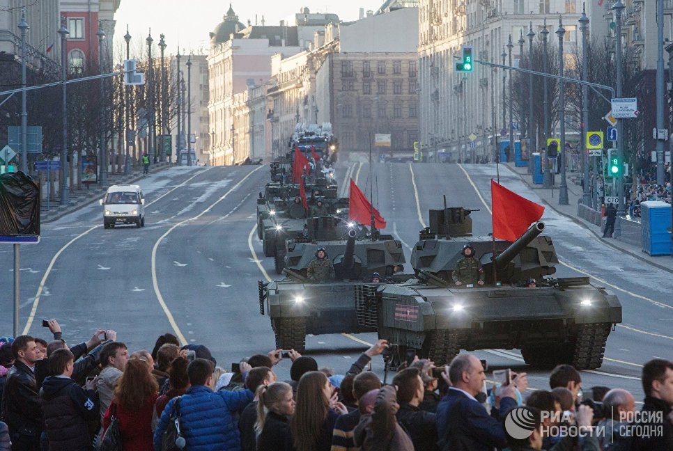 Танки Т-14 Армата во время прохода военной техники по Тверской улице перед репетицией парада Победы на Красной площади Танки Т-14 Армата во время прохода военной техники по Тверской улице перед репетицией парада Победы на Красной площади