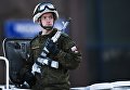 Военнослужащий во время прохода техники по Тверской улице перед репетицией парада Победы на Красной площади Военнослужащий во время прохода техники по Тверской улице перед репетицией парада Победы на Красной площади
