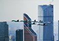 Истребители Су-35, Су-27 и Су-34 на репетиции воздушной части парада Победы в Москве Истребители Су-35, Су-27 и Су-34 на репетиции воздушной части парада Победы в Москве