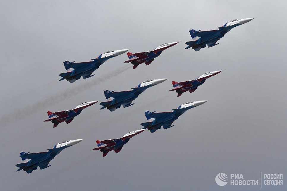 Многоцелевые истребители Су-30СМ пилотажной группы Русские Витязи и МиГ-29 пилотажной группы Стрижи на репетиции воздушной части парада Победы в Москве Многоцелевые истребители Су-30СМ пилотажной группы Русские Витязи и МиГ-29 пилотажной группы Стрижи на репетиции воздушной части парада Победы в Москве