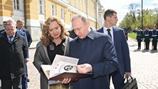 Президент РФ Владимир Путин перед началом церемонии открытия креста в память о великом князе Сергее Александровиче в Кремле. 4 мая 2017 Президент РФ Владимир Путин перед началом церемонии открытия креста в память о великом князе Сергее Александровиче в Кремле. 4 мая 2017