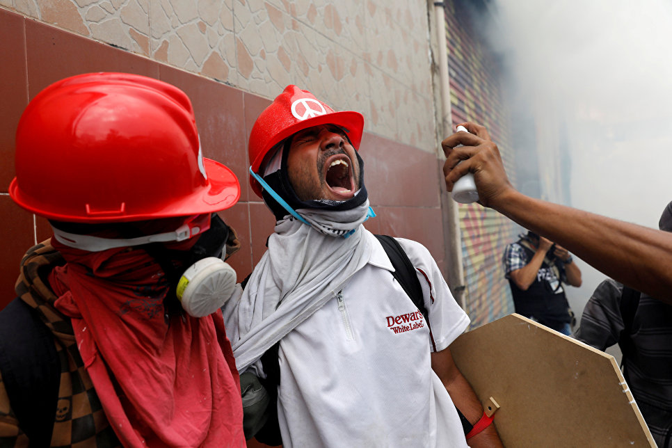 Сторонники оппозиции во время протеста против президента Венесуэлы Николаса Мадуро в Каракасе. Венесуэла, 3 мая 2017