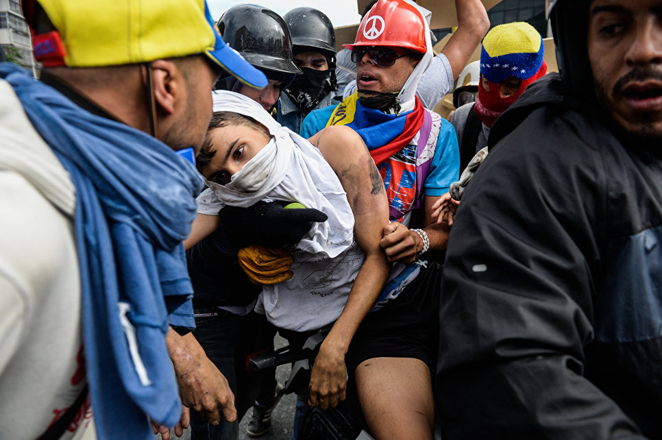 Оппозиционер во время протеста против президента Венесуэлы Николаса Мадуро в Каракасе. Венесуэла, 3 мая 2017