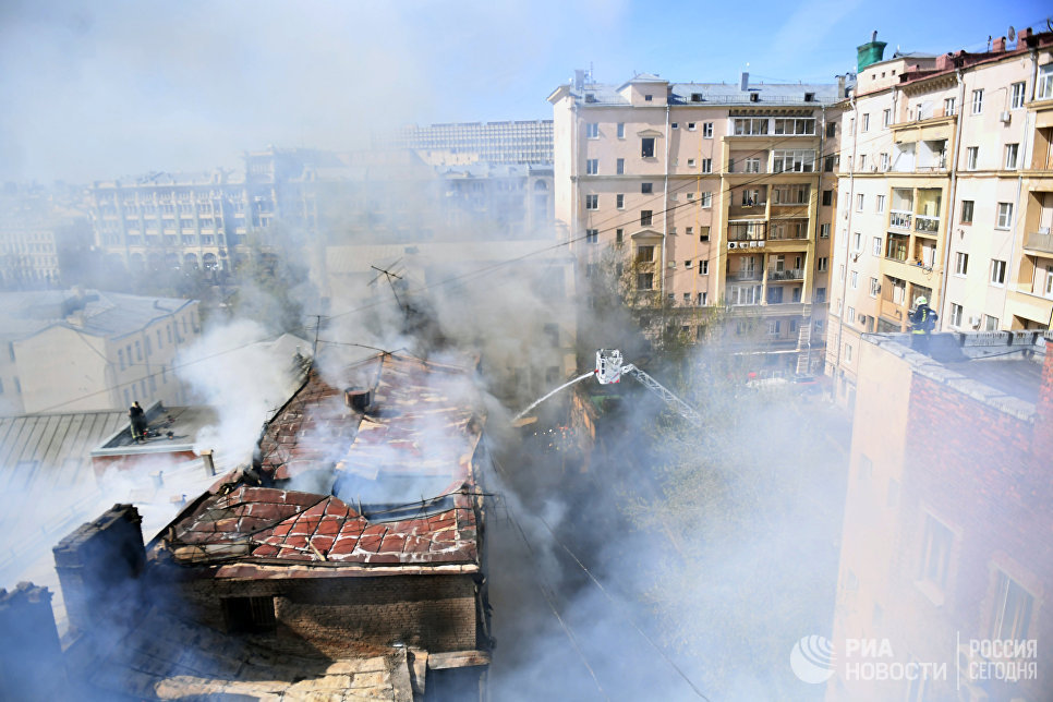 К тушению пожара в центре столицы подключили вертолет