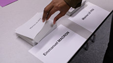Люди выбирают бюллетени на втором туре выборов президента Франции, Марсель, 7 мая 2017 Люди выбирают бюллетени на втором туре выборов президента Франции, Марсель, 7 мая 2017