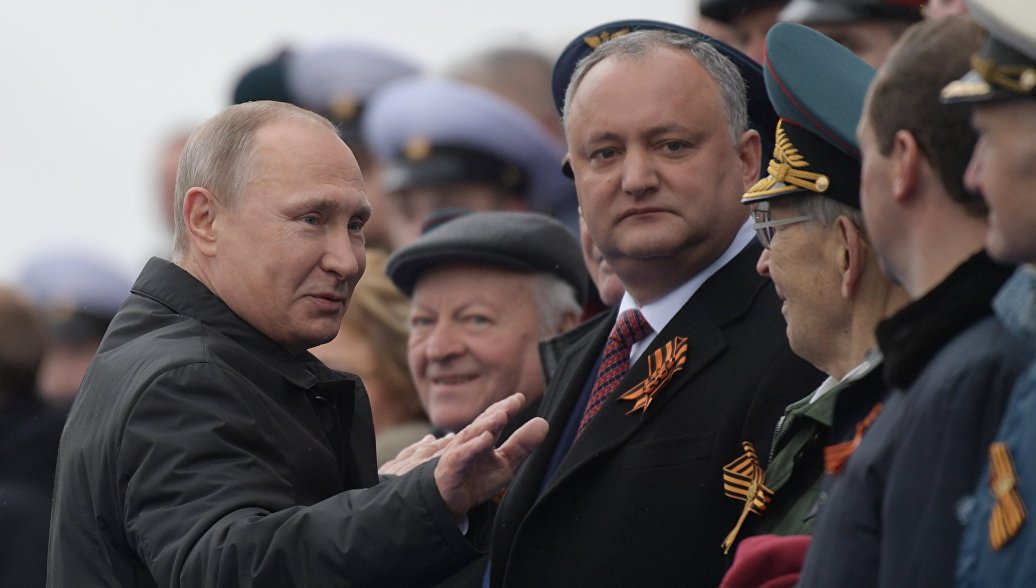 полный с кем путин возлагал цветы на 9 мая для