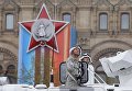 Военнослужащий во время военного парада на Красной площади, посвящённого 72-й годовщине Победы в Великой Отечественной войне 1941-1945 годов Военнослужащий во время военного парада на Красной площади, посвящённого 72-й годовщине Победы в Великой Отечественной войне 1941-1945 годов
