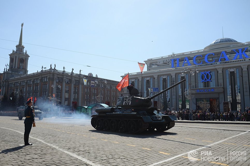 Средний танк Т-34-85 во время военного парада, посвященного 72-й годовщине Победы в Великой Отечественной войне 1941-1945 годов, в Екатеринбурге Средний танк Т-34-85 во время военного парада, посвященного 72-й годовщине Победы в Великой Отечественной войне 1941-1945 годов, в Екатеринбурге