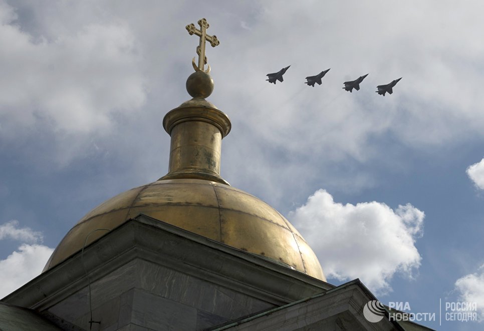 Самолеты-перехватчики МиГ 31 в небе во время военного парада в Санкт-Петербурге, посвящённого 72-й годовщине Победы в Великой Отечественной войне 1941-1945 годов Самолеты-перехватчики МиГ 31 в небе во время военного парада в Санкт-Петербурге, посвящённого 72-й годовщине Победы в Великой Отечественной войне 1941-1945 годов