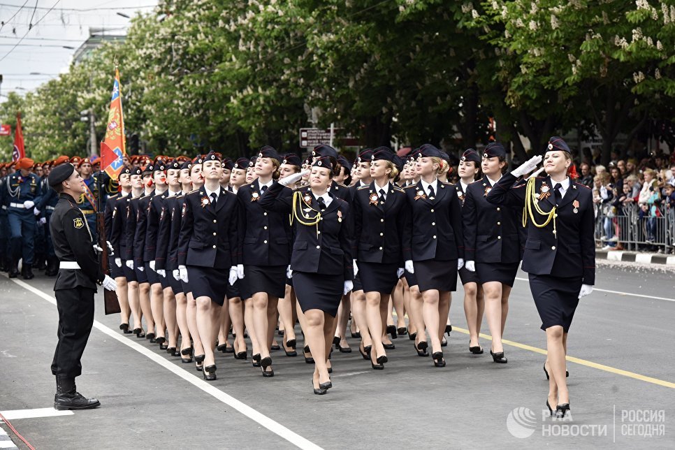 Девушки-курсанты во время военного парада, посвященного 72-й годовщине Победы в Великой Отечественной войне 1941-1945 годов, в Симферополе Девушки-курсанты во время военного парада, посвященного 72-й годовщине Победы в Великой Отечественной войне 1941-1945 годов, в Симферополе