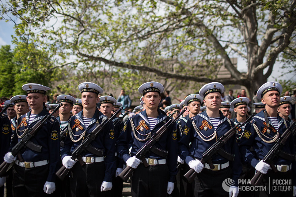 Моряки-черноморцы на военном параде в Севастополе, посвященном 72-й годовщине Победы в Великой Отечественной войне и 73-й годовщине освобождения города от немецко-фашистских захватчиков Моряки-черноморцы на военном параде в Севастополе, посвященном 72-й годовщине Победы в Великой Отечественной войне и 73-й годовщине освобождения города от немецко-фашистских захватчиков