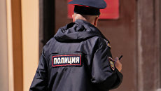 Сотрудник полиции на улице Москвы. Архивное фото Сотрудник полиции на улице Москвы. Архивное фото