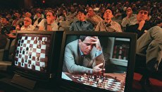 Гарри Каспаров во время игры против компьютера IBM Deep Blue в Нью-Йорке. 4 мая 1997 года Гарри Каспаров во время игры против компьютера IBM Deep Blue в Нью-Йорке. 4 мая 1997 года