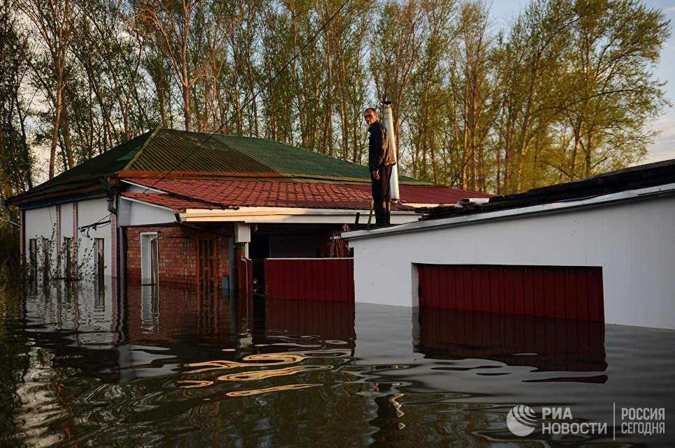 Частный дом в городе Ишим Тюменской области, подтопленный в результате сильного поднятия воды в реках Ишим и Карасуль