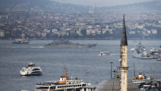 Корабль ВМФ России в проливе Босфор, Турция Корабль ВМФ России в проливе Босфор, Турция