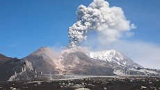 Выброс пепла на вулкане Шивелуч на Камчатке. Архивное фото Выброс пепла на вулкане Шивелуч на Камчатке. Архивное фото