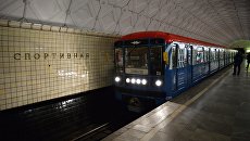 Поезд на станции метро Спортивная в Москве. Архивное фото Поезд на станции метро Спортивная в Москве. Архивное фото