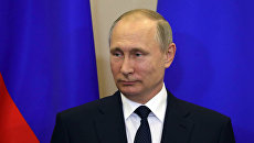 Президент РФ Владимир Путин во время совместной с председателем Совета министров Италии Паоло Джентилони пресс-конференции по итогам встречи в Сочи. 17 мая 2017 Президент РФ Владимир Путин во время совместной с председателем Совета министров Италии Паоло Джентилони пресс-конференции по итогам встречи в Сочи. 17 мая 2017