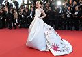 Актриса Эль Фаннинг на красной дорожке церемонии открытия 70-го Каннского международного кинофестиваля Актриса Эль Фаннинг на красной дорожке церемонии открытия 70-го Каннского международного кинофестиваля