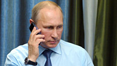 Президент России Владимир Путин во время телефонного разговора. Архивное фото Президент России Владимир Путин во время телефонного разговора. Архивное фото