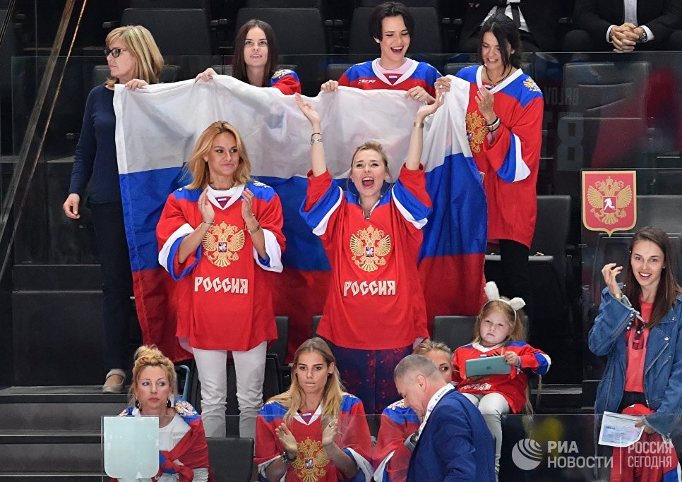 Жены и подруги игроков сборной России во время матча 1/4 финала чемпионата мира по хоккею 2017 между сборными командами России и Чехии. 18 мая 2017