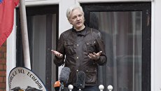 Сооснователь WikiLeaks Джулиан Ассанж на балконе здания посольства Эквадора в Лондоне. 19 мая 2017 Сооснователь WikiLeaks Джулиан Ассанж на балконе здания посольства Эквадора в Лондоне. 19 мая 2017
