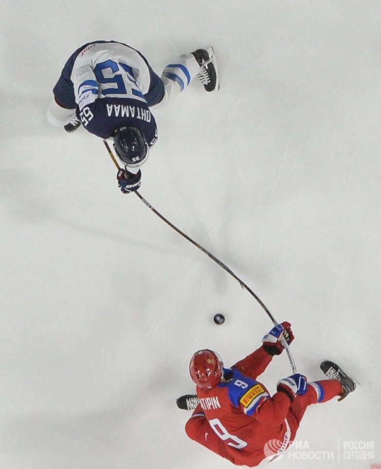 Российский хоккеист Виктор Антипин (внизу) и игрок сборной Финляндии Атте Охтамаа