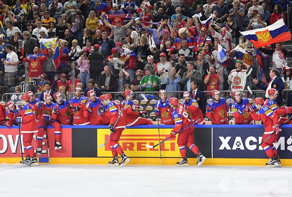 Игроки сборной России радуются заброшенной шайбе в матче за третье место чемпионата мира по хоккею 2017 между сборными командами России и Финляндии