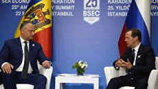 Председатель правительства РФ Дмитрий Медведев и президент Молдавии Игорь Додон на полях саммита глав ОЧЭС в Стамбуле. 22 мая 2017 Председатель правительства РФ Дмитрий Медведев и президент Молдавии Игорь Додон на полях саммита глав ОЧЭС в Стамбуле. 22 мая 2017