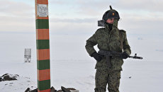 Пограничник на территории погранзаставы Нагурское пограничного управления ФСБ РФ по Архангельской области, расположенной на острове Земля Александры архипелага Земля Франца-Иосифа Пограничник на территории погранзаставы Нагурское пограничного управления ФСБ РФ по Архангельской области, расположенной на острове Земля Александры архипелага Земля Франца-Иосифа