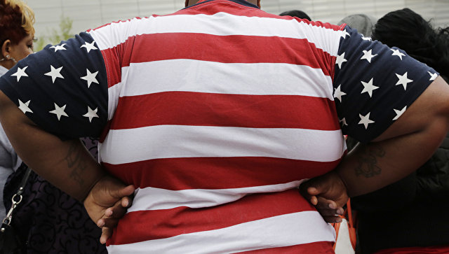 Толстый человек в футболке с флагом США. Архивное фото