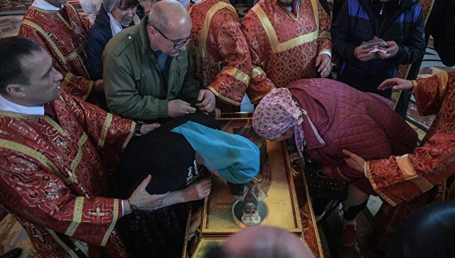 Поклонение верующих мощам святителя Николая Чудотворца в Храме Христа Спасителя Поклонение верующих мощам святителя Николая Чудотворца в Храме Христа Спасителя