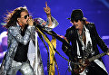 Солист американской группы Aerosmith Стивен Тайлер (слева) и гитарист Джо Перри во время концерта в спорткомплексе Олимпийский в Москве Солист американской группы Aerosmith Стивен Тайлер (слева) и гитарист Джо Перри во время концерта в спорткомплексе Олимпийский в Москве