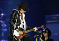 Гитарист американской группы Aerosmith Джо Перри во время концерта в спорткомплексе Олимпийский в Москве Гитарист американской группы Aerosmith Джо Перри во время концерта в спорткомплексе Олимпийский в Москве