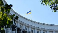 Флаг Украины на здании Правительства Украины в Киеве. Архивное фото Флаг Украины на здании Правительства Украины в Киеве. Архивное фото