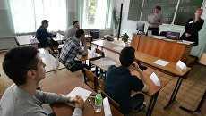 Сдача экзамена в школах России. Архивное фото Сдача экзамена в школах России. Архивное фото