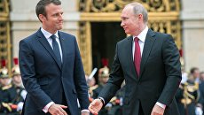 Президент России Владимир Путин и президент Франции Эммануэль Макрон во время встречи в Париже. 29 мая 2017 Президент России Владимир Путин и президент Франции Эммануэль Макрон во время встречи в Париже. 29 мая 2017