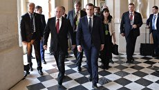 Президент РФ Владимир Путин и президент Франции Эммануэль Макрон перед началом российско-французских переговоров. 29 мая 2017 Президент РФ Владимир Путин и президент Франции Эммануэль Макрон перед началом российско-французских переговоров. 29 мая 2017