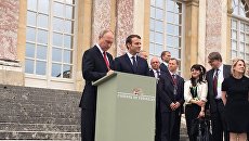 Путин и Макрон посетили выставку о Петре I в Версале Путин и Макрон посетили выставку о Петре I в Версале