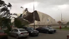 Ураган срывал крыши зданий и ломал деревья в Москве. Съемки очевидцев Ураган срывал крыши зданий и ломал деревья в Москве. Съемки очевидцев