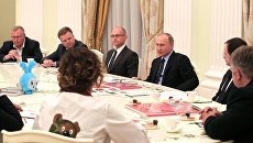 Президент РФ Владимир Путин во время встречи с представителями ведущих мультипликационных студий. 31 мая 2017 Президент РФ Владимир Путин во время встречи с представителями ведущих мультипликационных студий. 31 мая 2017