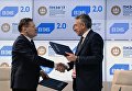 Генеральный директор государственной корпорации по атомной энергии Росатом Алексей Лихачев (слева) и председатель государственной корпорация Банк развития и внешнеэкономической деятельности (Внешэкономбанк) Сергей Горьков во время подписания соглашения о сотрудничестве в реализации международного проекта по созданию Международного центра исследований на базе многоцелевого реактора на быстрых нейтронах в рамках Санкт-Петербургского международного экономического форума 2017 Генеральный директор государственной корпорации по атомной энергии Росатом Алексей Лихачев (слева) и председатель государственной корпорация Банк развития и внешнеэкономической деятельности (Внешэкономбанк) Сергей Горьков во время подписания соглашения о сотрудничестве в реализации международного проекта по созданию Международного центра исследований на базе многоцелевого реактора на быстрых нейтронах в рамках Санкт-Петербургского международного экономического форума 2017