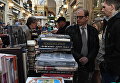 Посетители на книжном фестивале Красная площадь в Москве Посетители на книжном фестивале Красная площадь в Москве