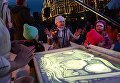 Дети на мастер-классе рисунка песком на стекле на фестивале Красная площадь в Москве Дети на мастер-классе рисунка песком на стекле на фестивале Красная площадь в Москве