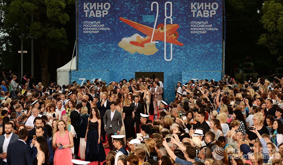 Посетители на торжественной церемонии открытия 28-го Открытого российского кинофестиваля Кинотавр в Сочи Посетители на торжественной церемонии открытия 28-го Открытого российского кинофестиваля Кинотавр в Сочи